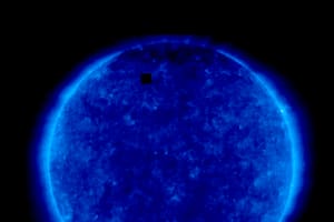 Al ver la imagen tomada por SOHO, muchos creyeron que se trataban de naves espaciales u OVNIs. Pero un especialista reveló qué es lo que sucedió