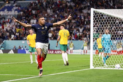 Kylian Mbappe de Francia celebra después de marcar ante Australia, el adversario que también sufrió a Messi