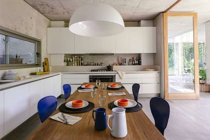 Alacena y bajomesada en termoformado (Johnson Acero). Mesada ‘Blanco Norte’ (Silestone). Mesa de comedor ‘Mercedes’ (La Base Studio). Lámpara de techo (Glitter). Puerta (Marroncelli).