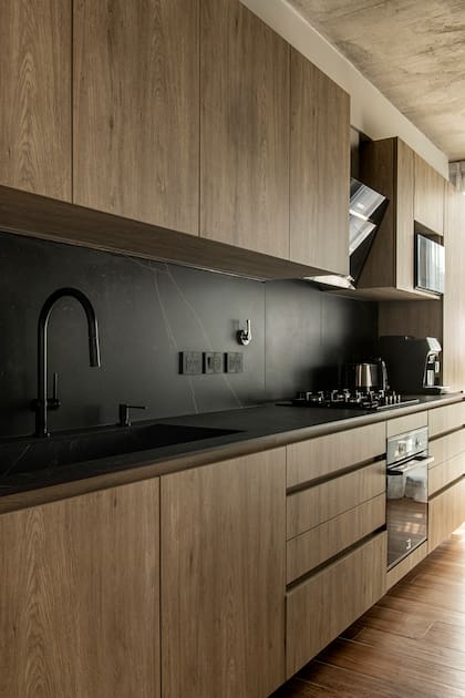 Alacenas, cajones y bajomesadas en melamina símil madera (MTD Arquitectura). Grifería Hansgrohe (SBG).