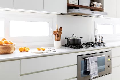 Alacenas y bajomesada laqueados (diseño del Estudio AT Arqs). Mesada de Silestone (Marmolería De Mori). Extractor (Cata). Anafe (Whirlpool). Olla (Tramontina). Horno (Glem Gas). Batidora (Smeg).