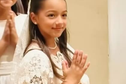 Alaïa lució ocho vestidos diferentes el día de su primera comunión