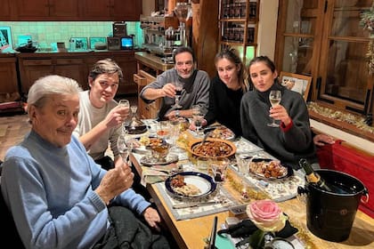 Alain Delon con su familia en 2023.