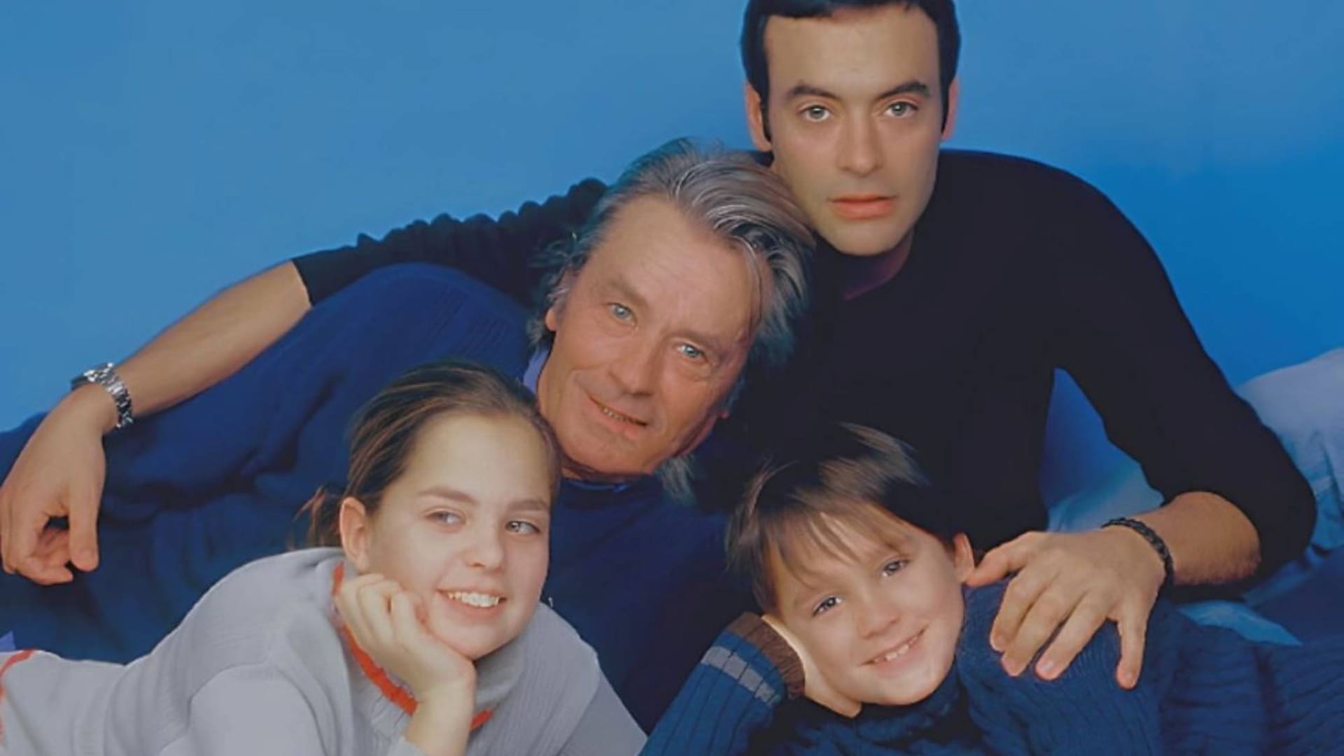 Alain Delon junto a sus tres hijos: Anthony (arriba), Anouchka y Alain-Fabien, en una foto del año 2002
