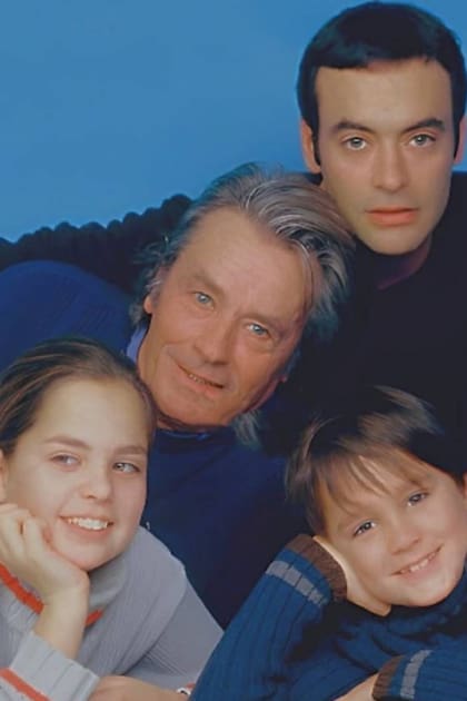 Alain Delon junto a sus tres hijos: Anthony (arriba), Anouchka y Alain-Fabien, en una foto del año 2002