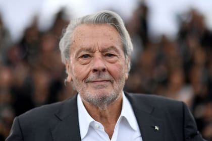Alain Delon se recupera favorablemente y, según indican los médicos, sus funciones vitales están intactas