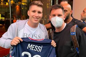 Alain Possiel cumplió un anhelo difícil: tener una foto con su ídolo, Lionel Messi; la espera de cuatro horas ante el hotel de París valió la pena.