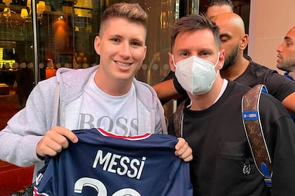 Alain Possiel cumplió un anhelo difícil: tener una foto con su ídolo, Lionel Messi; la espera de cuatro horas ante el hotel de París valió la pena.
