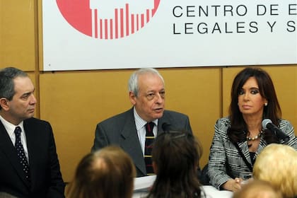 Alak, Verbitsky y Cristina Kirchner, en 2010, durante una reunión con el CELS