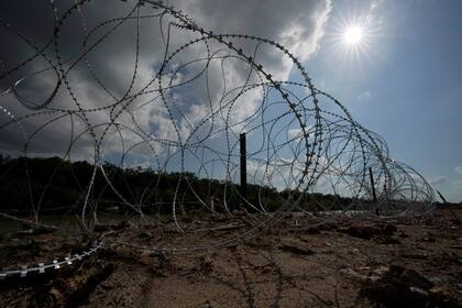 Alambre de púas se extiende a lo largo de las orillas del Río Bravo, cerca de Eagle Pass, Texas (AP Foto/Eric Gay, Archivo)