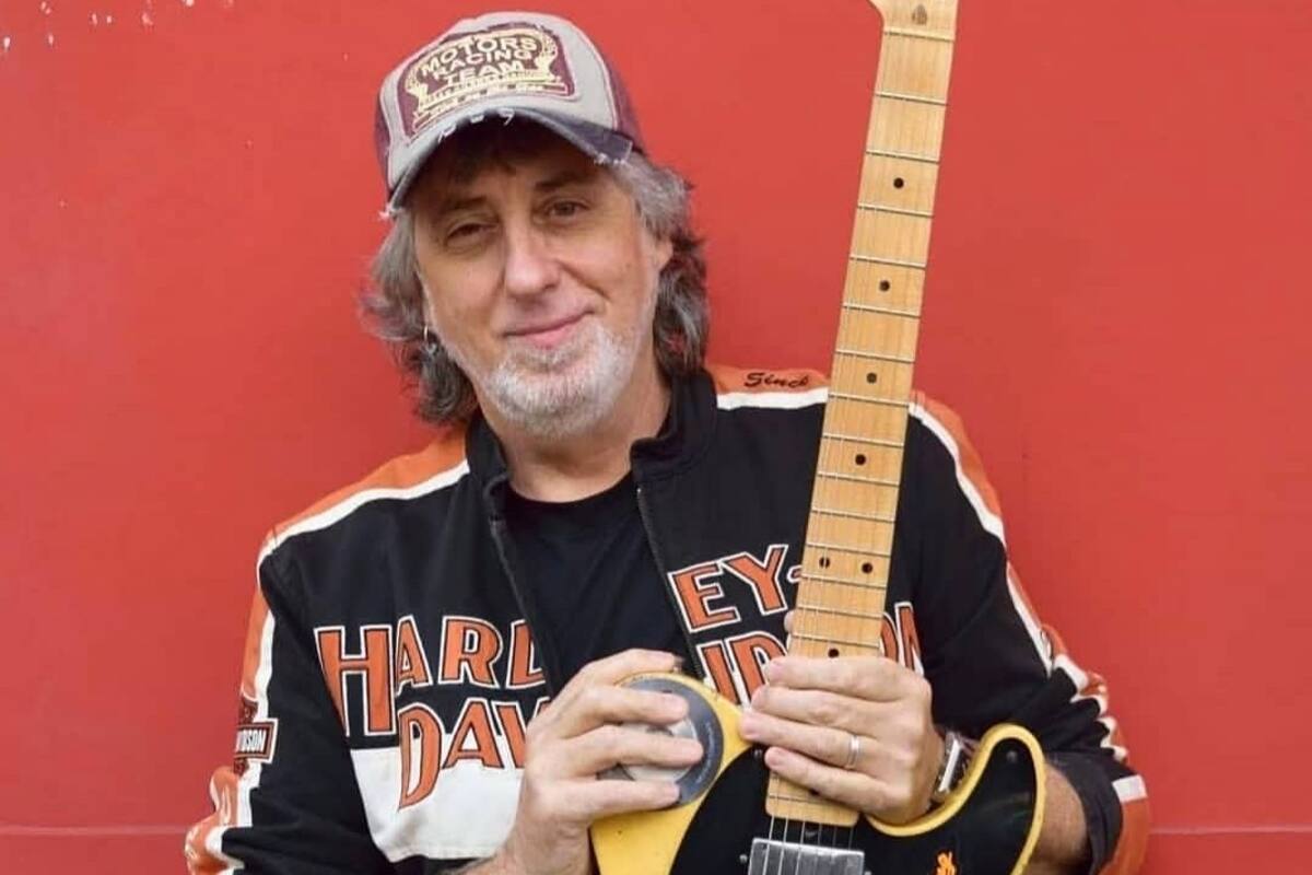 "Alambre" González, junto a uno de sus guitarras favoritas, que aún no recuperó