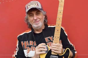 "Alambre" González, junto a uno de sus guitarras favoritas, que aún no recuperó