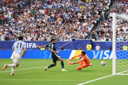 Alamri toma el rechace de Muslera y marca el gol de Arabia Saudita