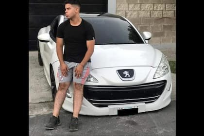 Alan Bravo, junto a su Peugeot RCZ