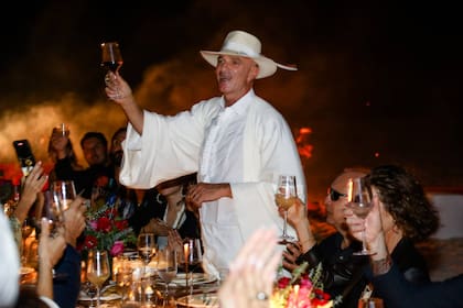 Alan Faena brinda con sus invitados en la celebración de su cumpleaños, esta semana en Faena Beach
