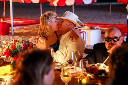 Alan Faena celebró su cumpleaños junto a su novia, Grace Goldsmith, y un grupo de amigos íntimos en la playa, en Miami