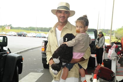 Alan Faena con su hijo Noah de dos años