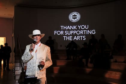 Alan Faena durante la presentación de bienvenida a la gala conmemorativa