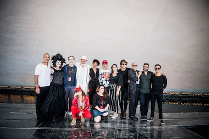 Alan Faena, Ximena Caminos y los artistas que participaron de Tide by Side