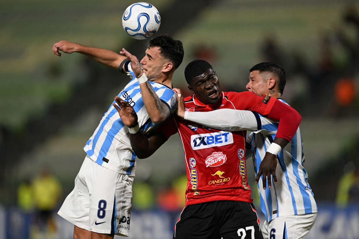 Alan Forneris se anticipa de cabeza a Sebastián González, con Marcos Rojo por detrás