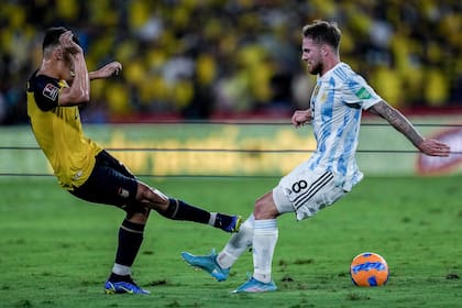 Alan Franco le comete una fuerte infracción a Alexis Mac Allister en el último duelo entre la Argentina y Ecuador