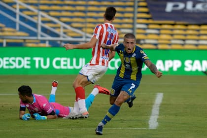 Alan Marinelli festeja su gol frente a Unión de Santa Fe.