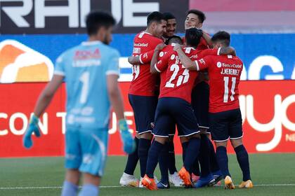 Alan Señora y el primer gol del encuentro Independiente y Defensa y Justicia.