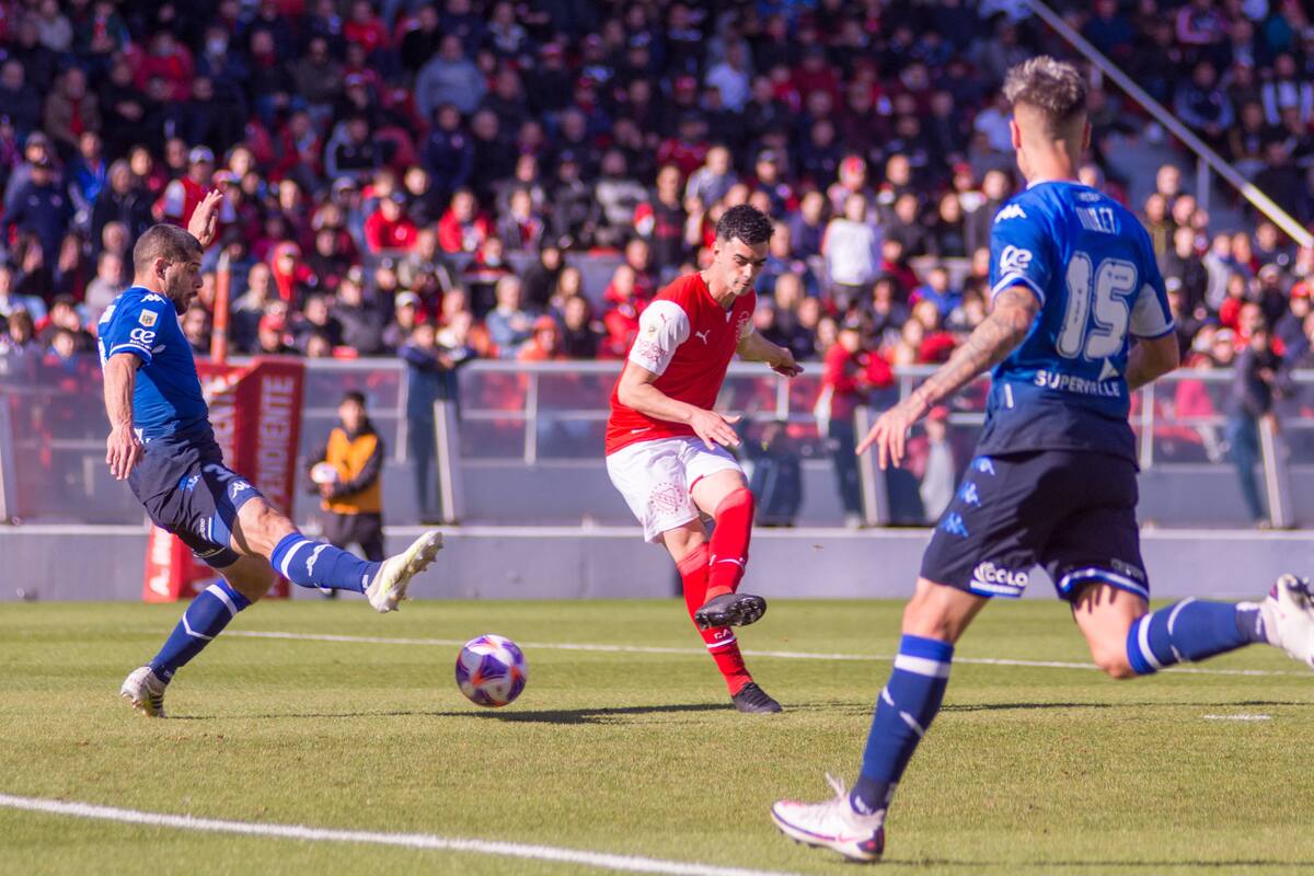 Alan Soñora, a punto de anotar el gol de Independiente ante Vélez, en 2022