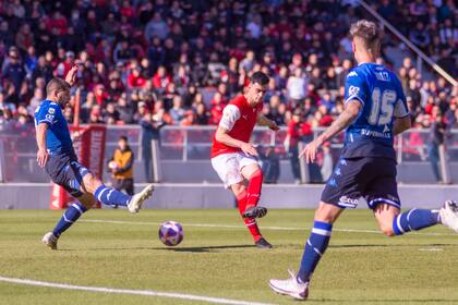 Alan Soñora, a punto de anotar el gol de Independiente ante Vélez, en 2022