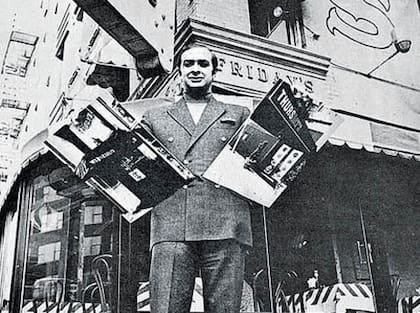 Alan Stillman, el creador de Friday's, se encuentra frente a su bar de solteros original en Manhattan en 1965. (Vía Friday's Facebook)