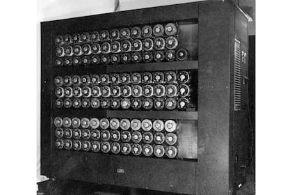 Alan Turing diseñó el bombe, un dispositivo empleado por Reino Unido para descodificar los mensajes cifrados por la máquina alemana Enigma durante la Segunda Guerra Mundial