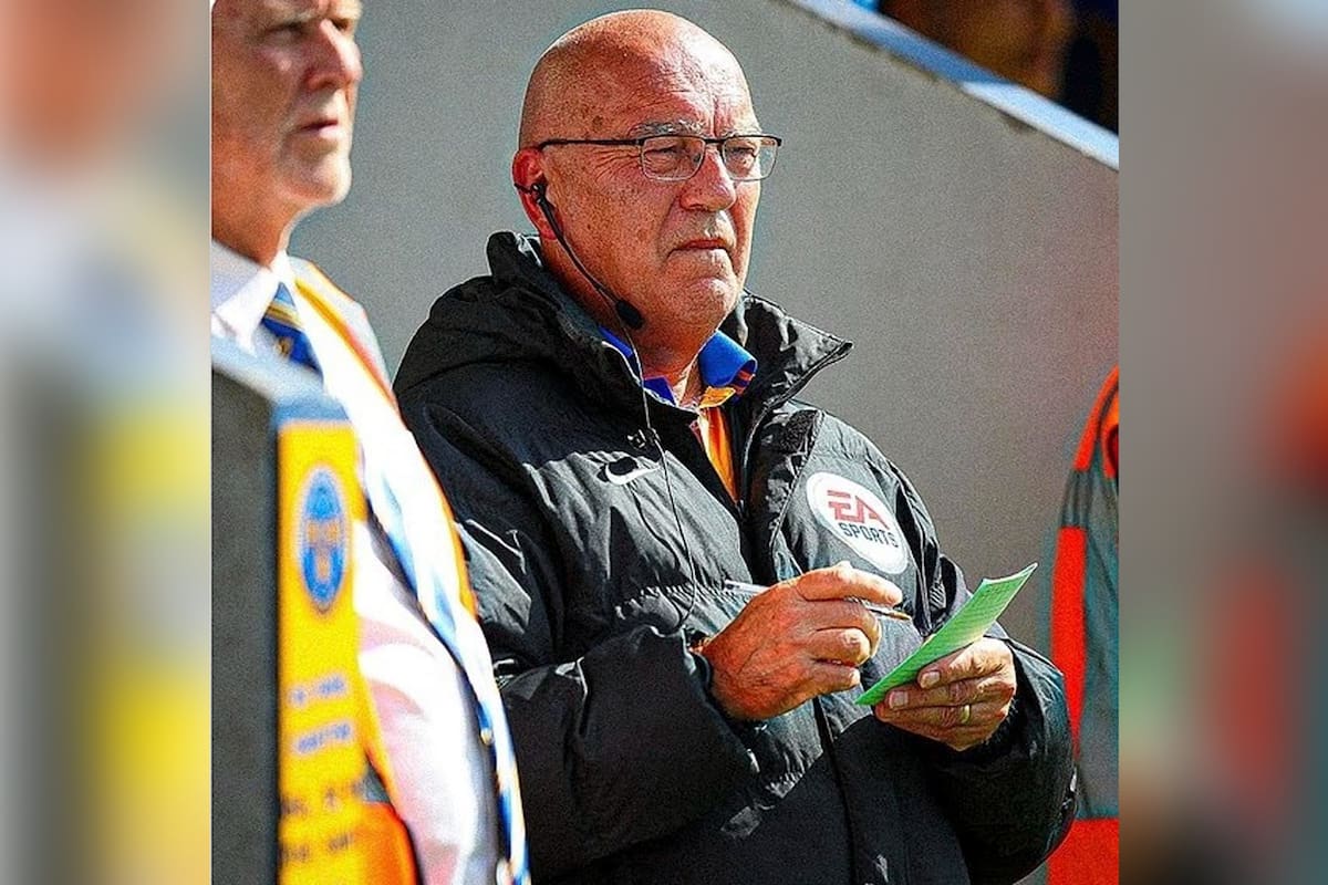 Alan, un fanático del Shrewsbury Town, se ofreció como improvisado árbitro en la League Two de Inglaterra