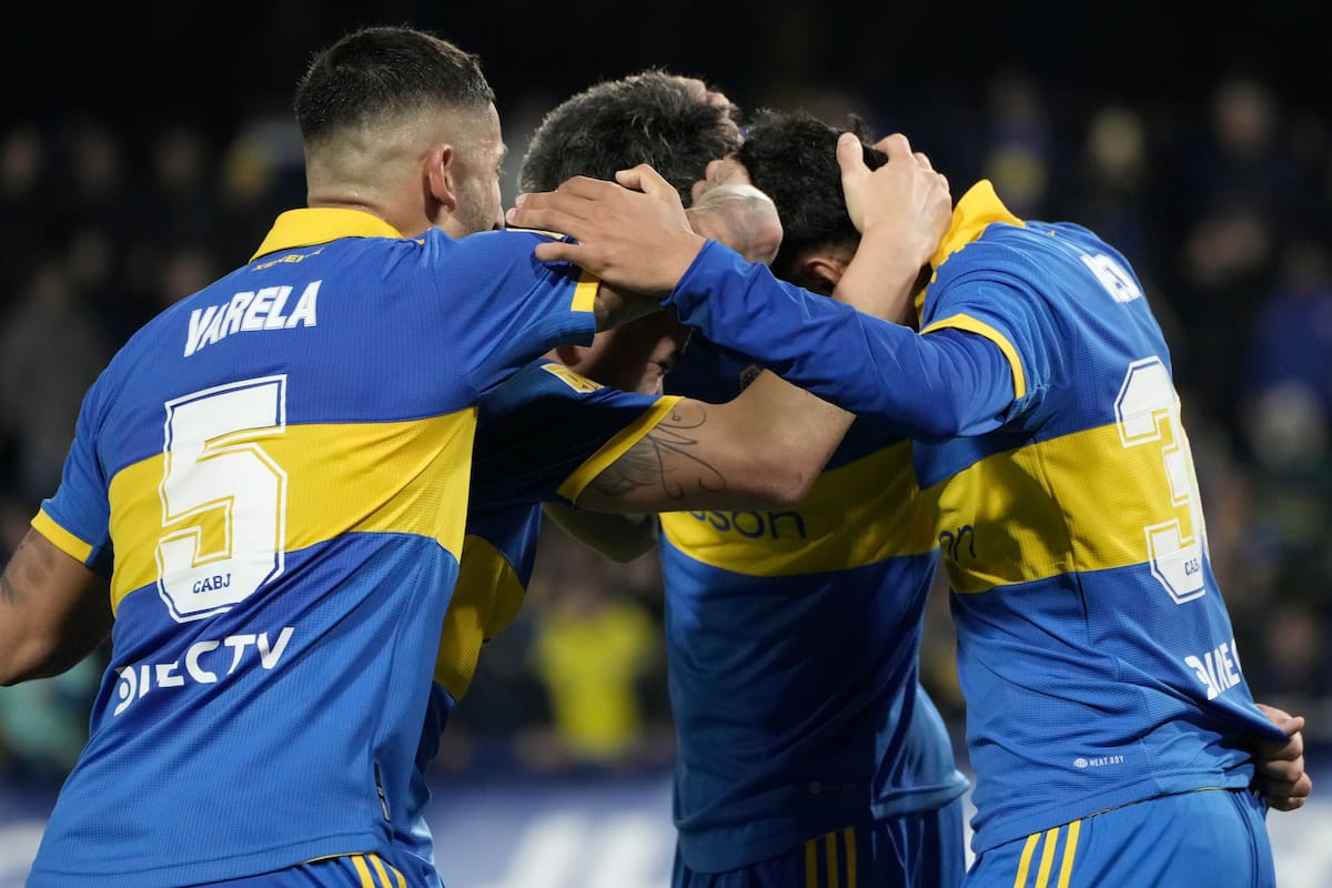 Alan Varela (5) en un festejo de gol de Boca; el volante central, cerca de emigrar a Europa