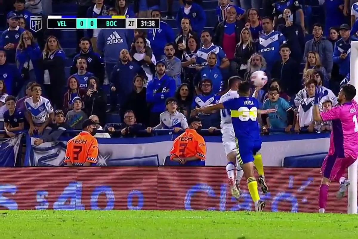 Alan Varela comete burdamente una mano en su área tras un cabezazo de Agustín Bouzat; Agustín Rossi resolverá la situación con una atajada repentina.