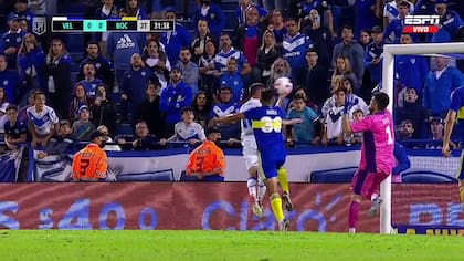 Alan Varela comete burdamente una mano en su área tras un cabezazo de Agustín Bouzat; Agustín Rossi resolverá la situación con una atajada repentina; ¿y el VAR?
