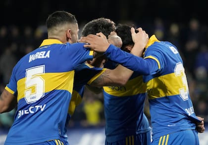 Alan Varela, en un festejo de gol de Boca; el volante central emigra a Europa