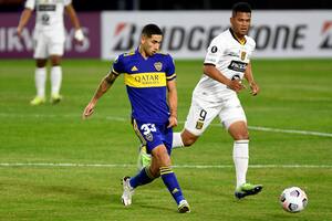 Alan Varela frente a The Strongest, por la Copa Libertadores; el juvenil se afianzó como titular en el Boca de Miguel Russo