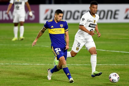 Alan Varela frente a The Strongest, por la Copa Libertadores; el juvenil se afianzó como titular en el Boca de Miguel Russo