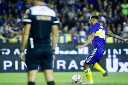 Alan Varela se apresta a patear el penal que será decisivo y le dará la clasificación a Boca a la final de la Copa de la Liga Profesional