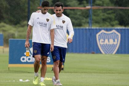 Tevez aconseja durante un entrenamiento a Alan Varela, uno de los juveniles que se destacaron frente a Tucumán.