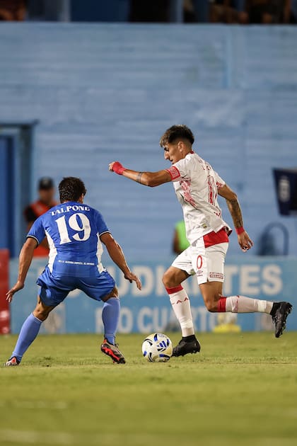 Alan Velasco encara a Nicolás Talpone en el empate entre Estudiantes de Río Cuarto y Argentinos; al momento del penal, el número 10 ya había sido reemplazado