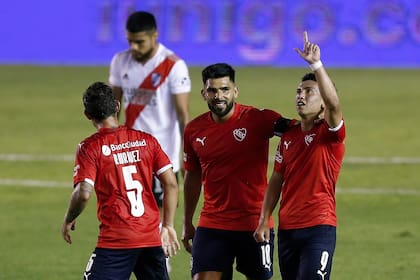 Alan Velasco festeja su primer gol frente a River. Más tarde anotaría el segundo en el 2-0 de los Rojos sobre el equipo de Núñez.
