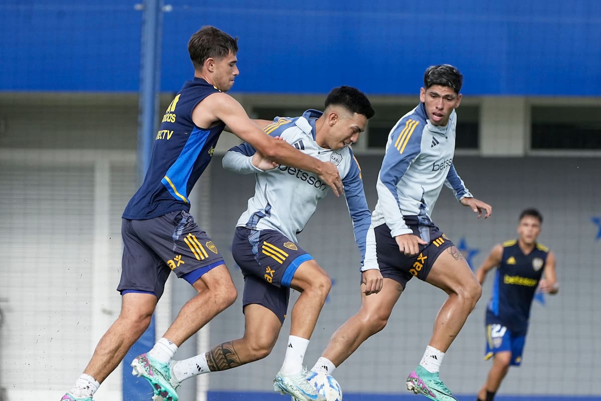 Alan Velasco y Carlos Palacios, durante un entrenamiento de Boca
