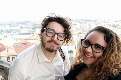 Alan Filgueira y su novia Ailén Centurión emigraron hace un año y medio a Portugal