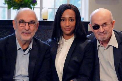 Alan Yentob y Salman Rushdie (en la foto con la esposa del autor, la poeta Rachel Eliza Griffiths) se conocen desde hace más de 40 años.