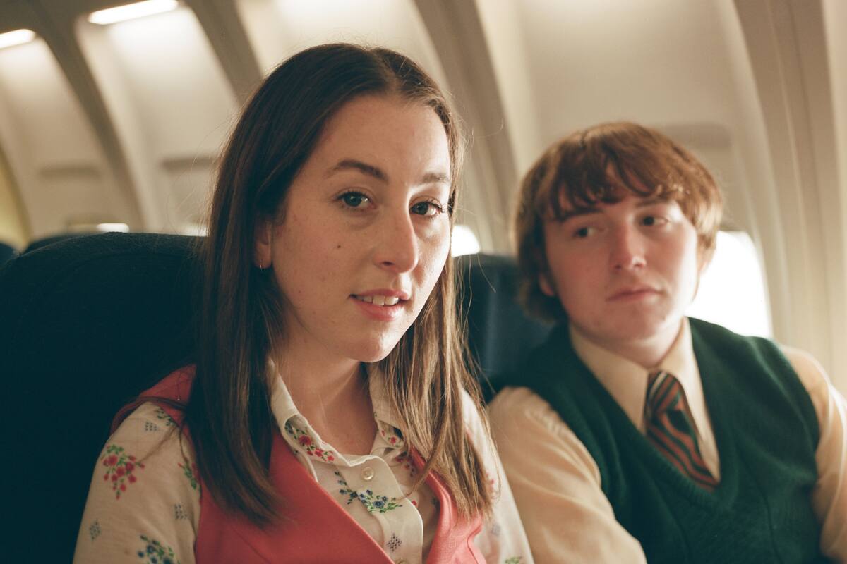 Alana Haim y Cooper Hoffman, los protagonistas de Licorice Pizza