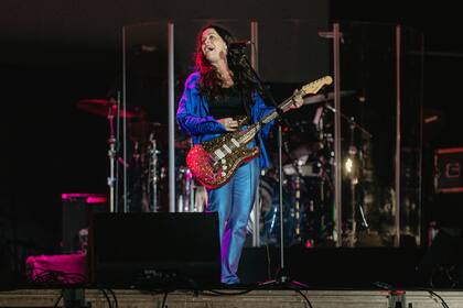 Las primeras escenas del concierto de Alanis Morisette fueron una retrospectiva de su vida, personal y artística. Casi un preanuncio del show que tendría de estos y de aquello; de lo más cercano y de canciones como “Ironic”, entre otras que la hicieron famosa