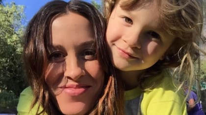 Alanis Morissette junto a su hijo mayor, Ever Imre