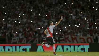 Alario celebra su gol de penal