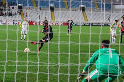 Alario, de penal, anotó el primero de sus dos goles en el 5-1 de Bayer Leverkusen